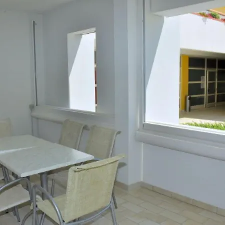 Апартаменти Sunny Flat With A Generous Terrace